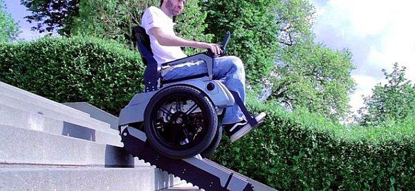 Neyse ki her zaman umut bağladığımız İsviçreli öğrenciler bu soruna sandalyeyi merdivenden yukarı hareket ettirebilen bir dişli ile basamakları doğrudan çıkabilmeye olanak sağlayan elektrikli tekerlekli sandalye “Scalevo” ile sorunları ortadan kaldırmayı hedefliyorlar.