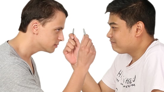 Erkekler Birbirlerinin Burun Kıllarını Alıyor