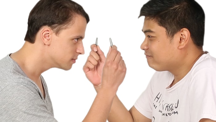 Erkekler Birbirlerinin Burun Kıllarını Alıyor