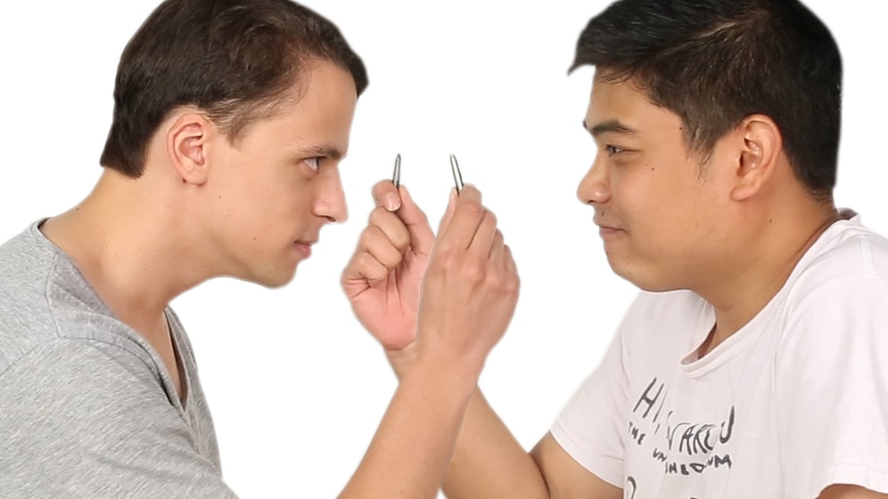 Erkekler Birbirlerinin Burun Kıllarını Alıyor