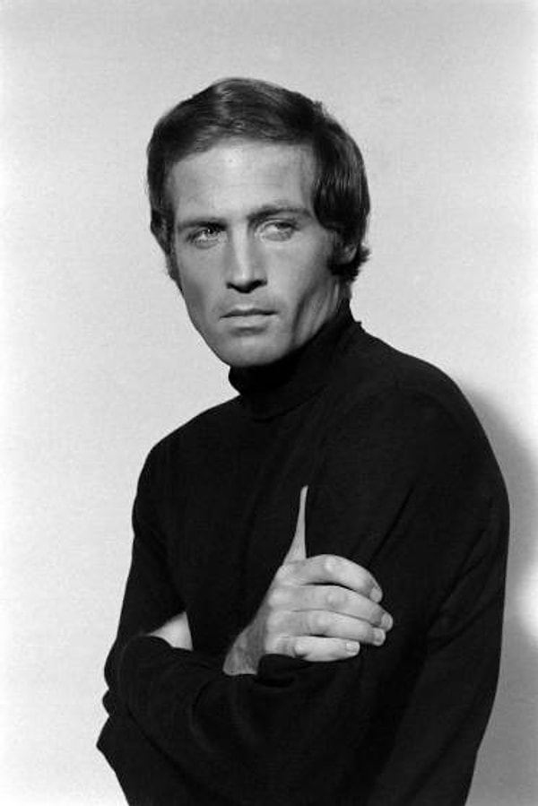 2. İlk aday hafiften Daniel Craig'in andıran, sarışın John Richardson. Görseli