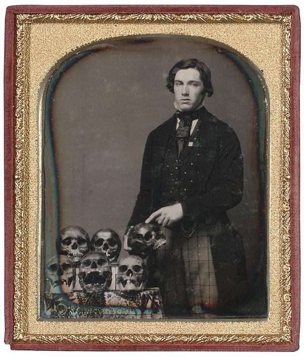 17. Koleksiyonuyla poz veren bir adam, 1850.