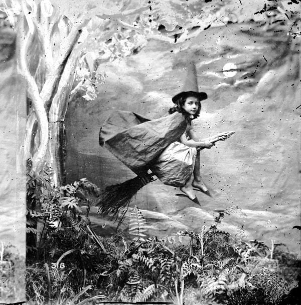 19. Süpürgesiyle uçan küçük cadı, 1865 civarı.