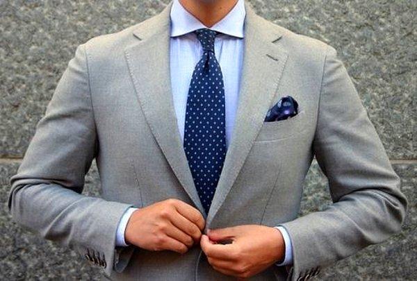 Açık renk bir takım tercih ettiyseniz, koyu bir renk kravat ve mendil tercih etmenizde fayda var.