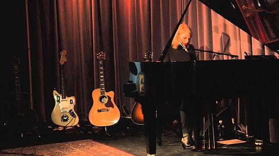 Taylor Swift'den Grammy Müzesi'nde Akustik "Out Of The Woods" Performansı