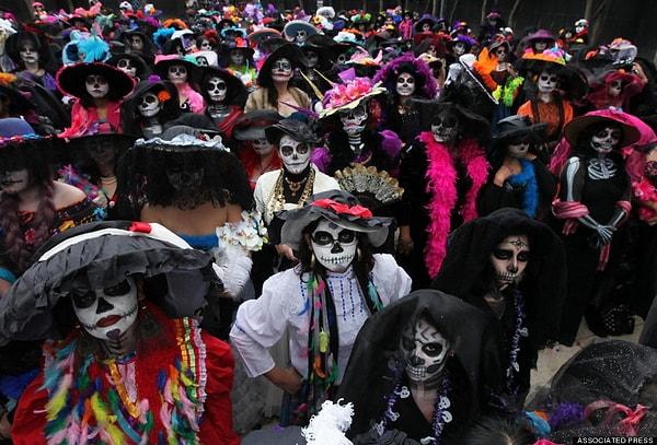 8. Meksika'da 1 ve 2 Kasım Ölüler Günü olarak kutlanır.