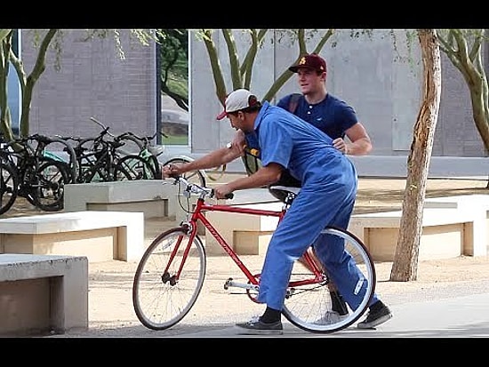 Ücretsiz Tamir Hizmeti Verme Numarasıyla İnsanların Bisikletini Çalmaya Çalışmak