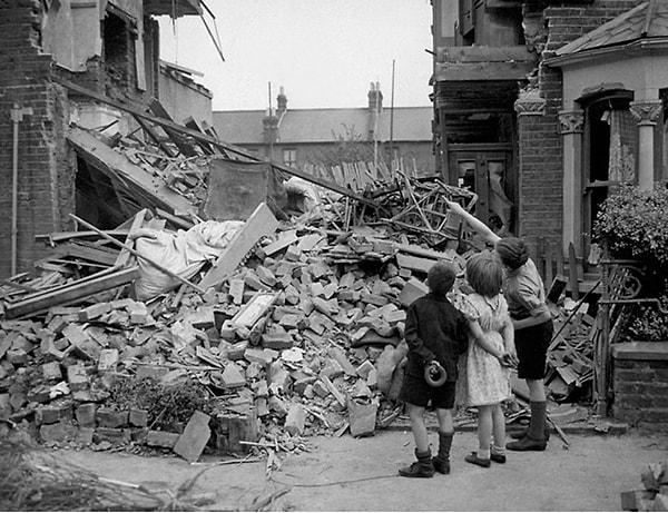 Alman bombalarından sonra Londra'da (1945) cocukların yaptıkları yatak odalarını birbirlerine gösterirken
