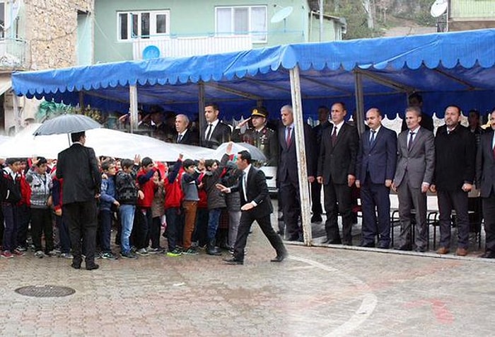 Adıyaman'da Cumhuriyet Kutlaması: Protokol Çadırda, Öğrenciler Yağmur Altında