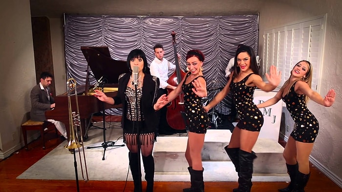 Austin Powers 60'lar Stili Red Hot Chili Peppers'dan "Give It Away" Cover'ı