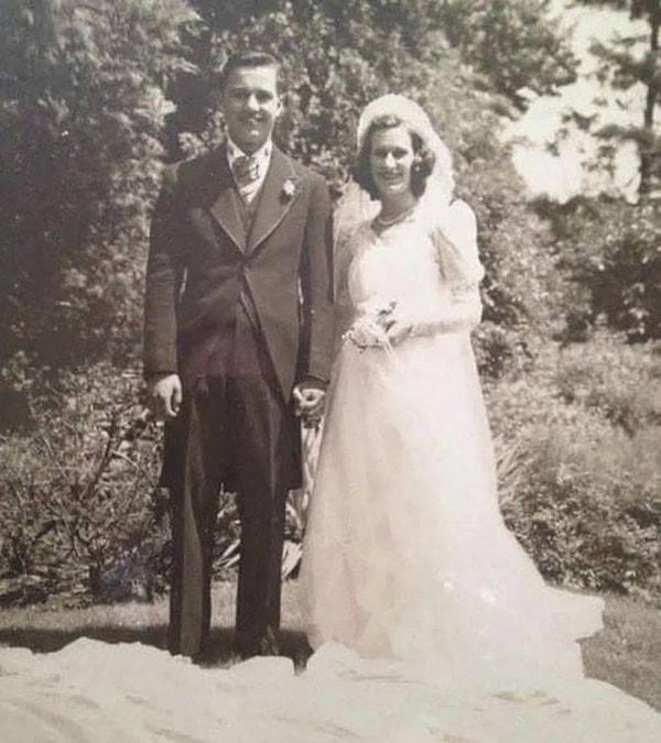 2. Daha 8 yaşında sevgili olan bu şirin çift, 1940 yılında evlenmiş.
