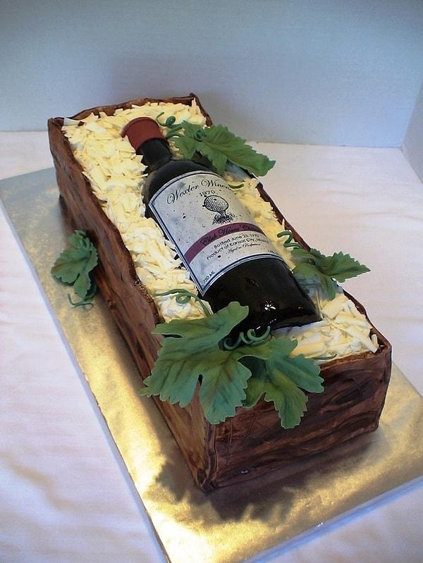 14. "Şarap farklı bir kültürdür." cümlesi ile size şarapları anlatan arkadaşınıza unutulmaz bir doğum günü pastası yaptırabilirsiniz.