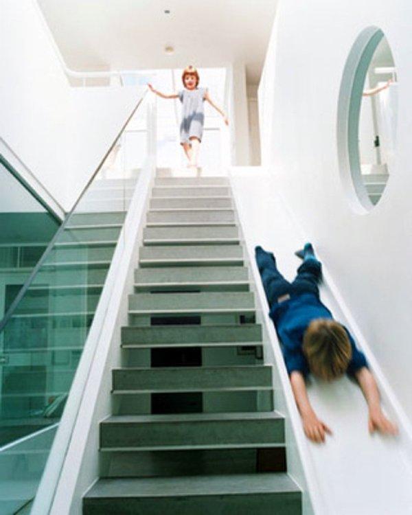 2- Çocuklarınızın parka gitmek istemeyeceği kadar süper bu kaydıraklı merdiven
