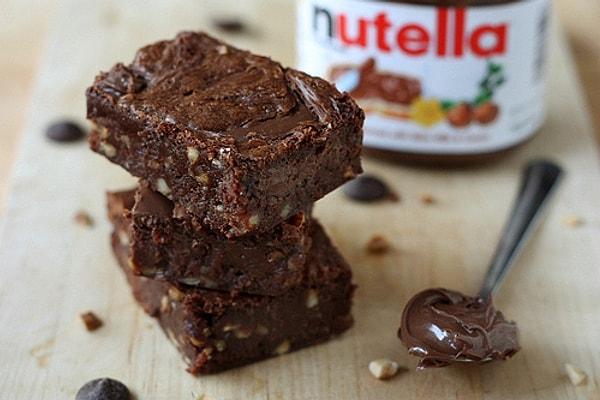 4. İnanmazsınız ama olayda Nutella varsa malzemeler yarıya düşüyor. İşte iki malzemeli brownie!