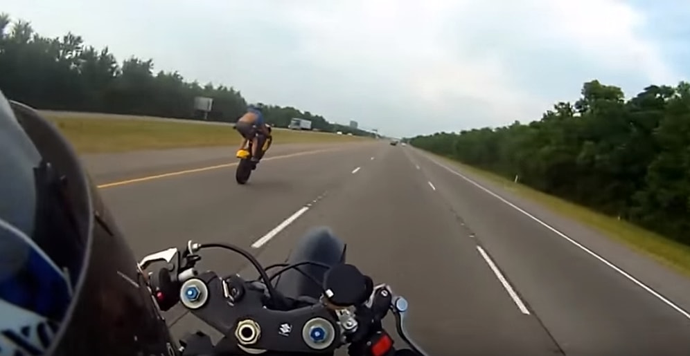 Artistliğin Kime! 160 Km Hızla Giderken Kontrolünü Kaybeden Motosiklet Sürücüsü