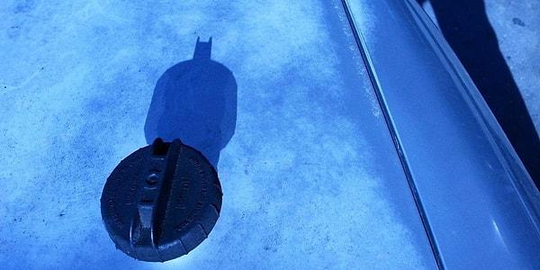 13. Benzin deposu kapağının gölgesinde oluşan Batman silüeti