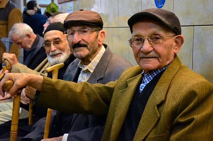 Yaşına Engeline Hastalığına Bakmadan Sandığa Koşan Demokrasi Neferleri