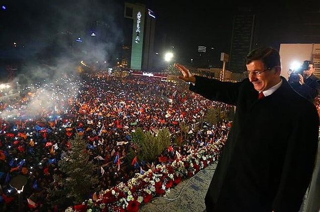 01:10 | Davutoğlu balkon konuşmasını yaptı