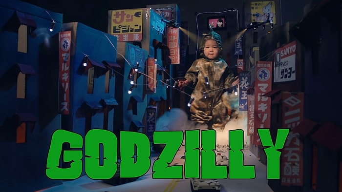 Dünyanın En Şirin Godzilla'sı Minyatür Tokyo Şehrini Tahrip Ediyor