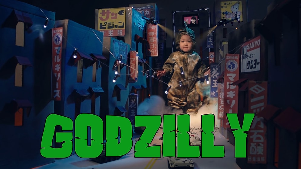 Dünyanın En Şirin Godzilla'sı Minyatür Tokyo Şehrini Tahrip Ediyor