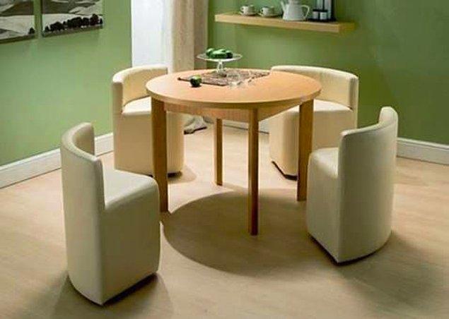 Bak sen olsan konu komşu görsün diye bu masayı ve sandalyeleri böyle tutarsın.