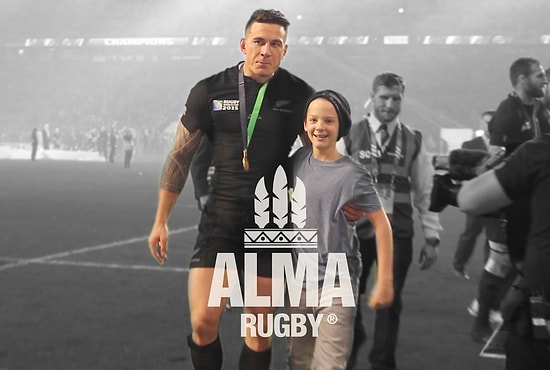 Kucaklaşmak İsteyen Küçük Hayranına Altın Madalyasını Veren Ragbi Oyuncusu