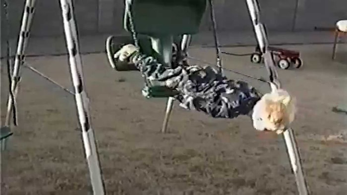 Yer Çekimine Karşı Koyamayan Çocukların Güldürürken Düşündüren Anları