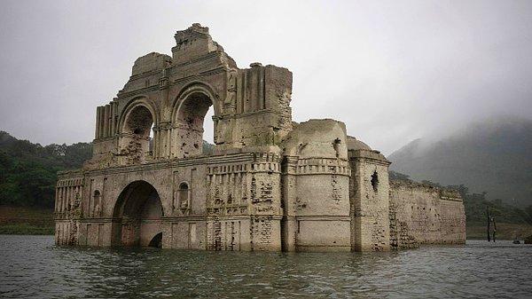 4. Meksika’da Su Seviyesi Azalınca Baraj Gölünden Kilise Çıktı