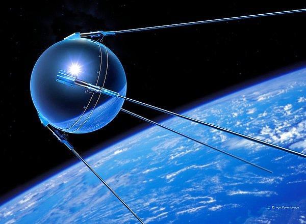 1. Tarihler 4 Ekim 1957'yi gösterdiğinde, ilk yapay uydu Sputnik 1, Sovyet bilim insanları tarafından uzaya fırlatılmıştı. Ve bu insanlık tarihinde bir dönüm noktasıydı.