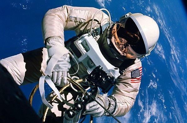 13. En acayip çöplerden biri ise ilk uzay yürüyüşçüsü olan Ed White'ın eldiveni.
