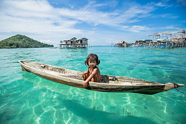 1. Bajau kabilesi "Denizin Çingeneleri" olarak adlandırılan ve dünyadaki cennette yaşayan bir topluluk.