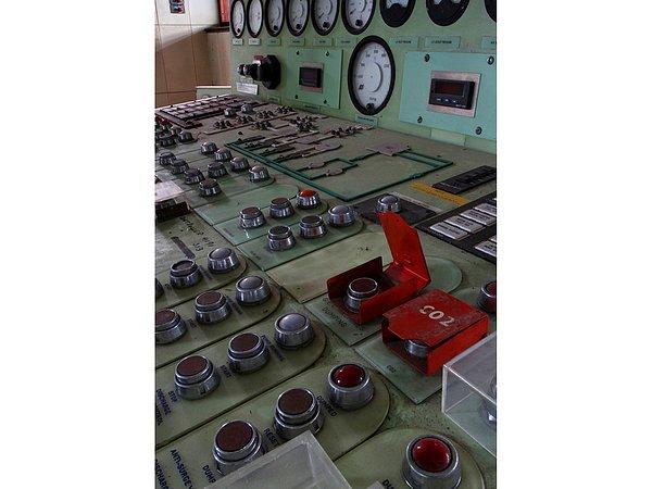 5. Gaz türbinleri test eden bir binada, kontrol masasının üstündeki düğmeler