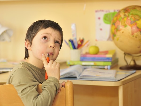 3. İlkokulda silgisini boynuna iple asan kişiler yine bu arkadaşlar arasından çıkmıştır.