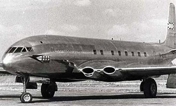 10. Havilland Comet'in Köşeli Pencereleri