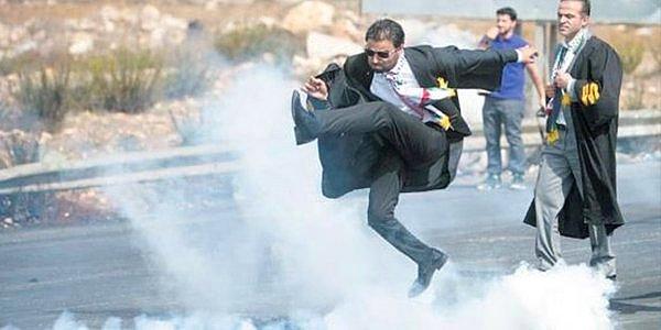 1. Filistinli bir avukatın İsrail askerlerinin attığı biber gazına attığı tekme