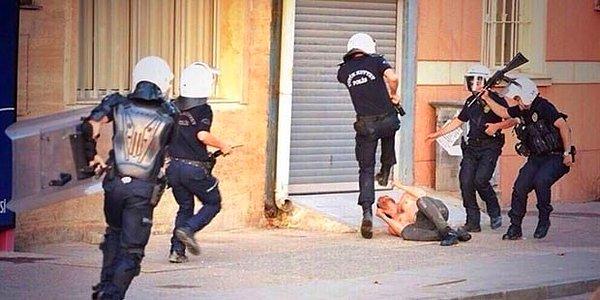 5. Gezi Direnişi sırasında bir polisin yerde yatan eylemciye attığı tekme