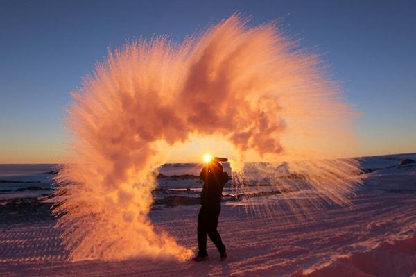 6. Antartika'da bu harika fotoğrafı çekmek için iki şeye ihtiyacınız var. Sıcak su ve sıcak suyu havaya dökecek bir arkadaş.