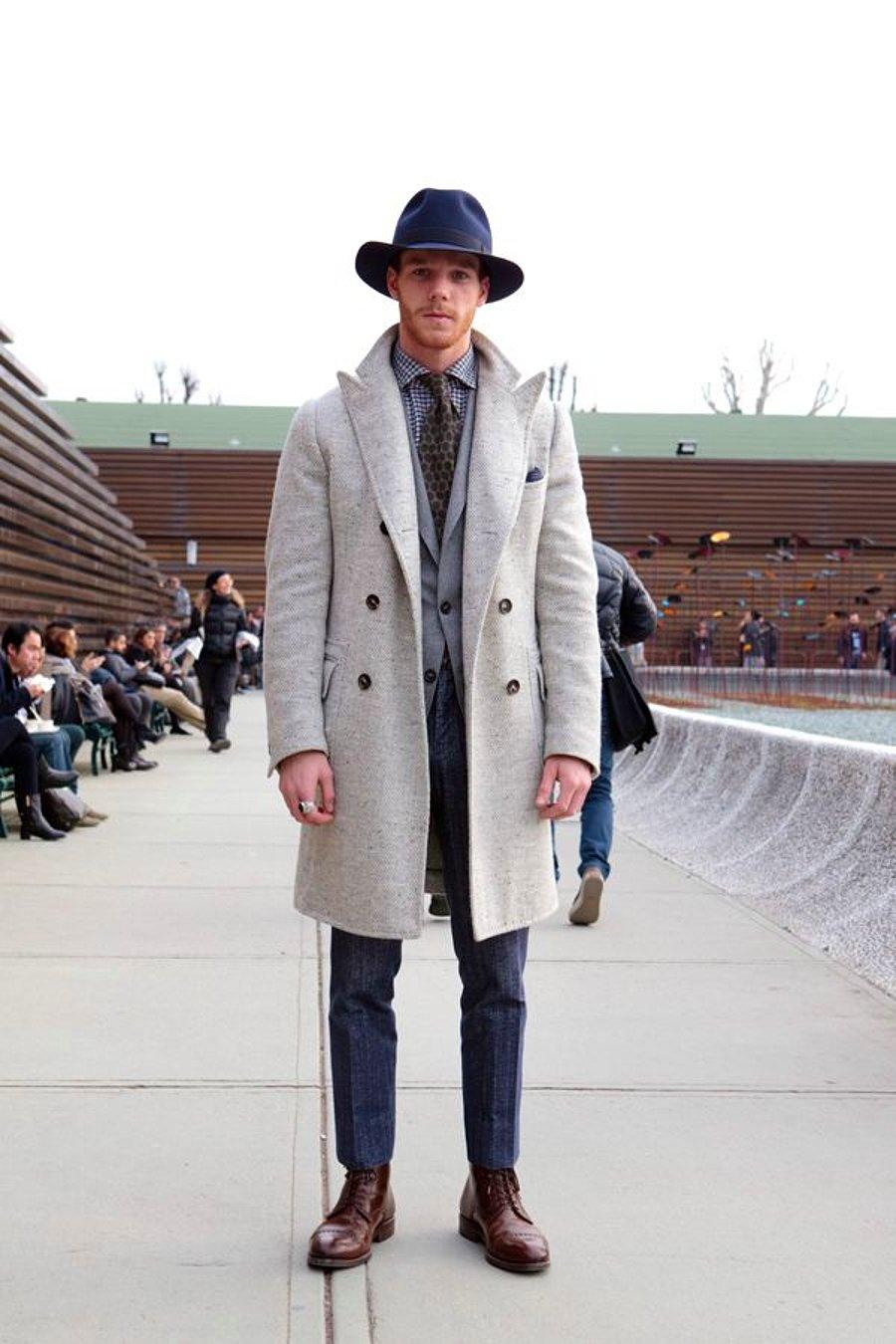 Без шляпы и пальто. Pitti uomo пальто. Пальто мужское. Шляпа под пальто мужское. Мужчина в пальто и шляпе.
