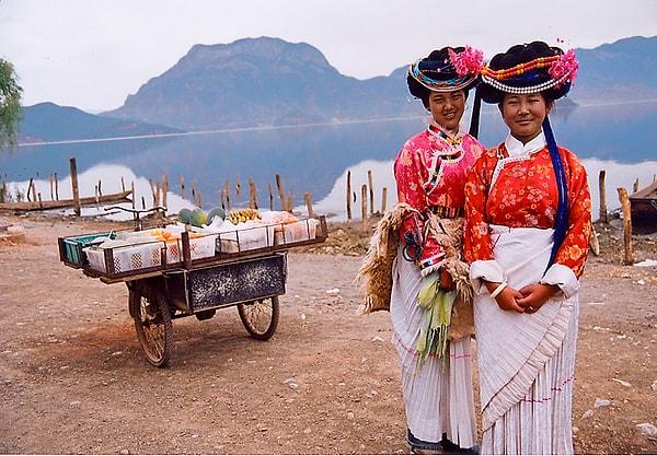 Mosuo’da kurulan yapıda kadın ve erkek rolleri, Batı toplumlarında yaşananın tam tersi değil.