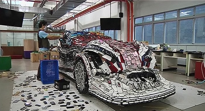 Çöpe Atılan 25 Bin Cep Telefonundan Otomobil Yaptı!