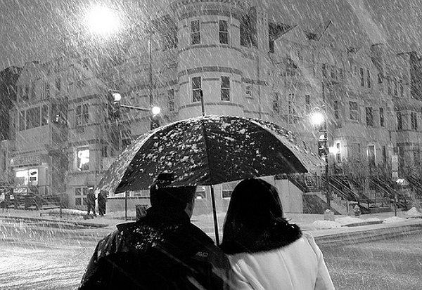 2. Bir şemsiye altında iki kişi sığınıp, kar altında yürümek bile romantiktir,