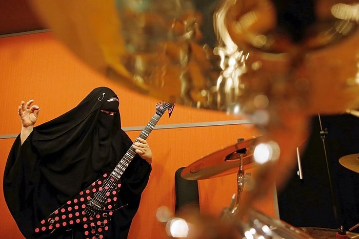 Heavy Metal Grubunda Kara Çarşafıyla Elektro Gitar Çalan Kadın: Gisele Marie