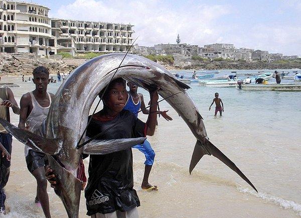 5. Somalililer küçük ölçekli balıkçılık yaptıklarından, yabancıların büyük tekneleriyle gelerek onları kendi denizlerinden kovması zor olmuyordu.