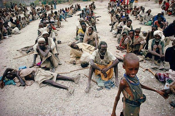 7. İç savaş ve yabancı gemilerin yağmasıyla azalan balıkçılık gelirleri yüzünden, Somali nüfusunun yüzde 70'ten fazlası kendini bir anda açlık mücadelesinin ortasında buldu.