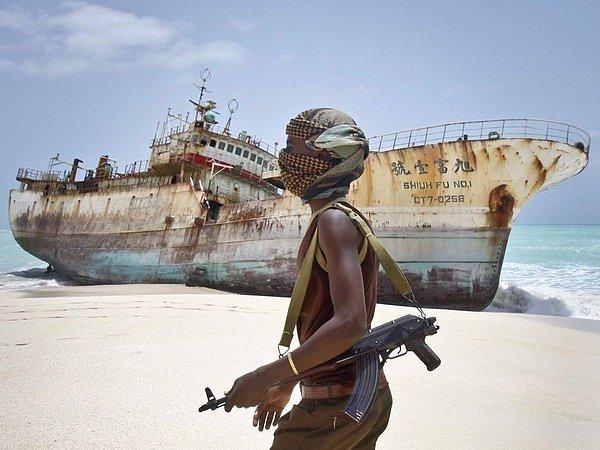 11. Somalili korsanlar o tarihe kadar kendilerini, ülkenin 'Sahil Güvenlik' gücü olarak tanımlıyorlardı. Ve eylemleri de o yöndeydi. Ancak işin rengi artık değişmişti.