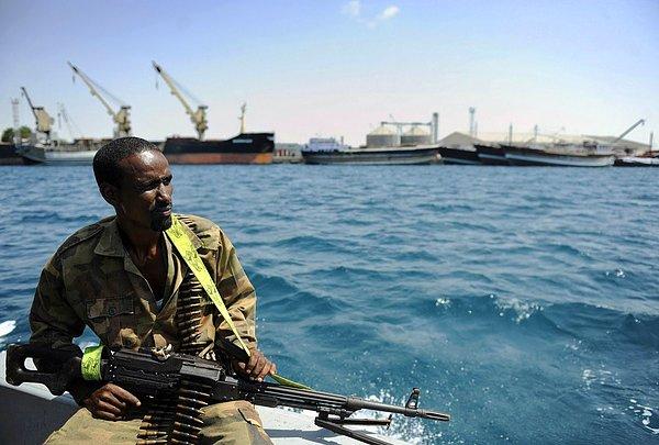 13. Dahası, o tarihten sonra sadece balıkçılar değil, Somali'nin her bölgesinden yoksul insanlar korsanlara katılabiliyordu. Bu sayede balıkçılar, eski iç savaş militanları ve hatta teknik araçları kullanan uzmanlar da korsan oluyordu.