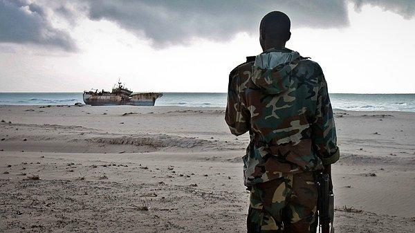 18. Bugün her ne kadar faaliyetleri azalmış olsa da, korsanlar halen Somali halkı tarafından kahraman olarak görülüyorlar. Yaşananlara bakınca, insan, "çok da haksız değiller" demekten kendini alamıyor.