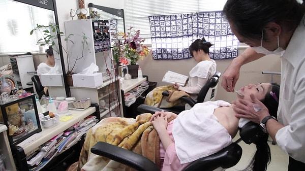 Japonya'nın birçok yerinde Kao Sori salonları kadınların hizmetinde.