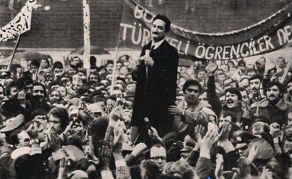 1954 yılında katıldığı Cumhuriyet Halk Partisi’ne yıllarca hizmet etti, 1957’de Ankara’dan milletvekili seçildi ve Türkiye için bambaşka bir siyaset defteri açıldı.