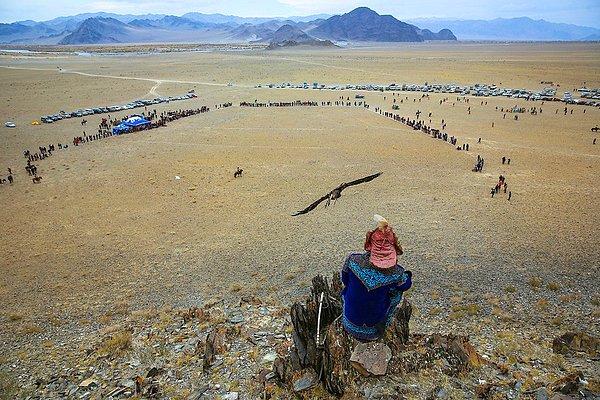 4. Galerimizdeki fotoğraflar, Moğolistan’da her yıl düzenlenen ve Kazak avcıların hız ve çevikliklerinin test edildiği Moğolistan Altın Kartal Festivali'nden.